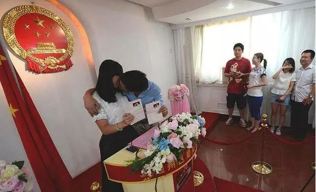 結婚紀念日,老公說加班,妻子去送餐,公司看到他,飯倒一地