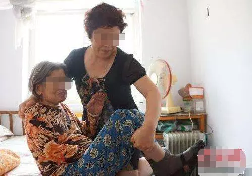 婆媳相依為命七年多,丈夫在外寄來快遞,最終夫妻離散家破人亡