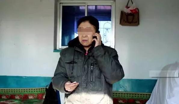 一家人回農村過年孫子嚇哭,婆婆隨口一句,氣得親兒子掀翻麻將桌