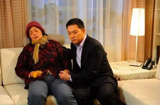 一家人回農村過年孫子嚇哭,婆婆隨口一句,氣得親兒子掀翻麻將桌