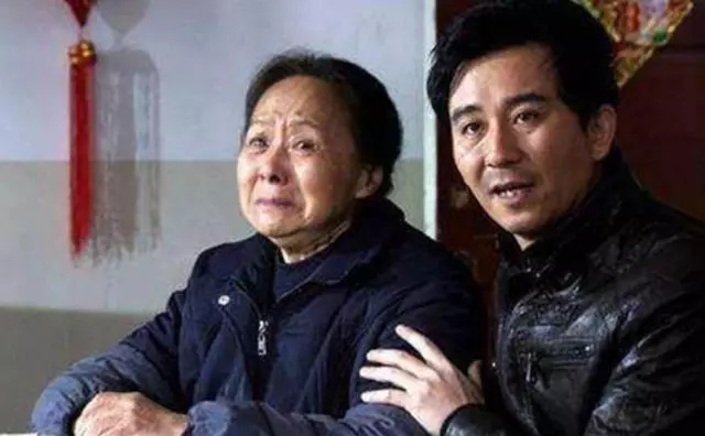 一家人回農村過年孫子嚇哭,婆婆隨口一句,氣得親兒子掀翻麻將桌