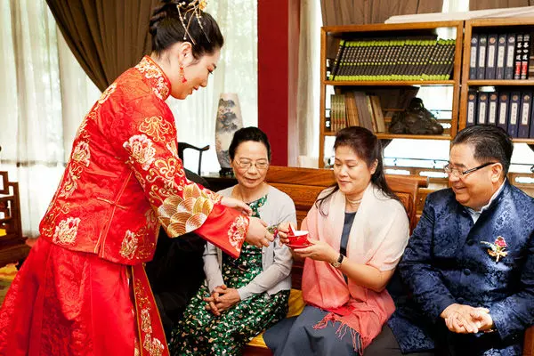 結婚陪嫁婚房,公婆卻非要來住,還把她趕大街,一出門卻喜從天降