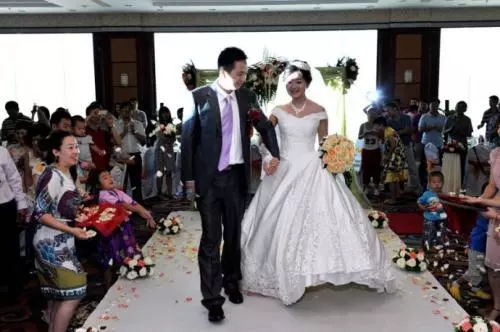 婚後婆婆隔三差五要錢,三年要了七萬,周末回家一趟,推門俺蒙了