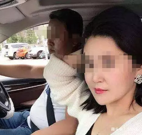 妻子生日丈夫送項鍊,隔天帶項鍊上班,閨蜜指著雜誌,站在原地