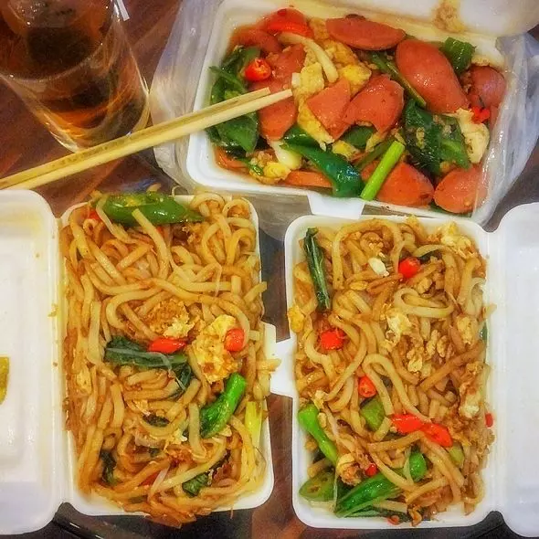 妻子上夜班,丈夫去送夜宵,保安指指她辦公室監控,丈夫轉身就走
