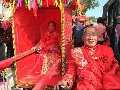母親改嫁,女兒回村吃席,第二天不見繼父起床,好奇推開門,蒙了