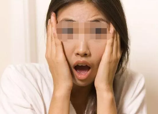 母親改嫁,女兒回村吃席,第二天不見繼父起床,好奇推開門,蒙了