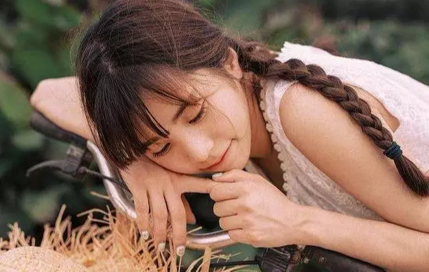 漂亮保姆和男子單獨在家,妻子不放心,立馬返回,打開門瞬間暈了