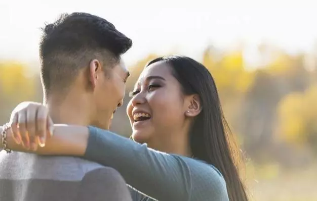 漂亮保姆和男子單獨在家,妻子不放心,立馬返回,打開門瞬間暈了