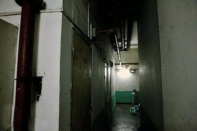 我被老公囚禁地下室五年,被救出來看到我媽,我求老公再關我十年