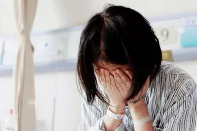 老公病重我上娘家借錢,我媽把我轟出來,看到地上東西我才知媽好