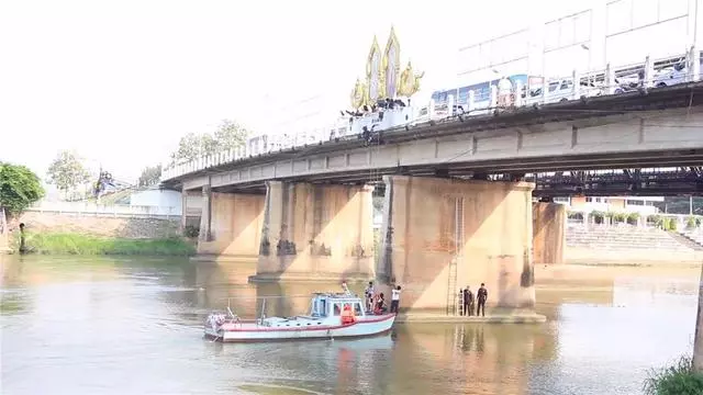 浪浪「受困橋下」渾身發抖...救援隊「橋下、水上兩路拯救」:它的生命很寶貴