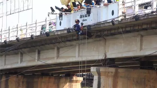 浪浪「受困橋下」渾身發抖...救援隊「橋下、水上兩路拯救」:它的生命很寶貴