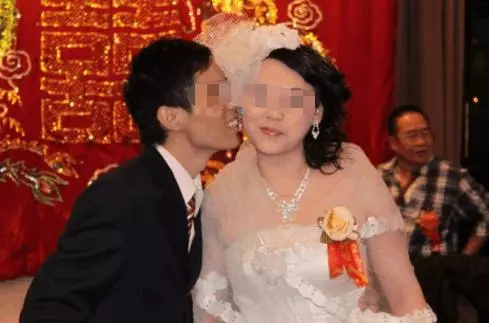 和兒子聯手將兒媳掃地出門,兒子在豪華酒店結婚見老闆娘我們傻了