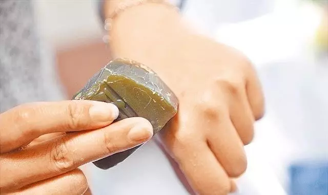 他趁蚊子吸血吸超爽時拿剪刀靠近,神手一剪後出現的「超狂畫面」讓40萬網友High爆了!