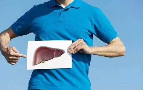 34歲小伙不抽菸不喝酒, 被查出肝癌晚期, 「罪魁禍首」都是因為妻子……