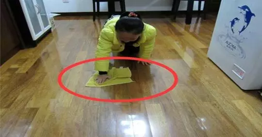 家政阿姨告訴我,清水拖地等於白拖!教你1個好辦法,地板一塵不染,半月不用拖地