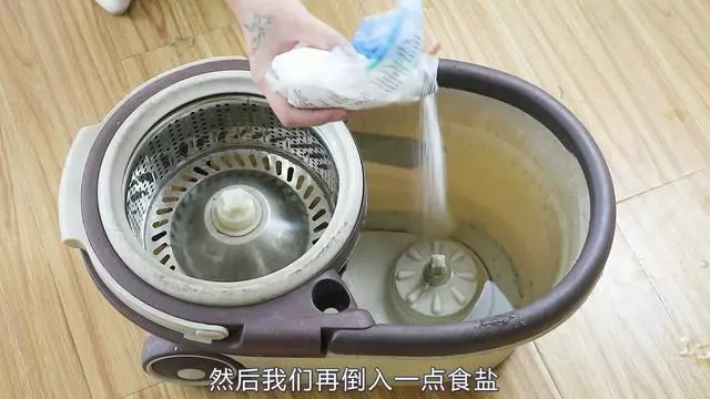 家政阿姨告訴我,清水拖地等於白拖!教你1個好辦法,地板一塵不染,半月不用拖地
