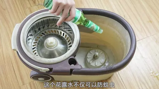 家政阿姨告訴我,清水拖地等於白拖!教你1個好辦法,地板一塵不染,半月不用拖地