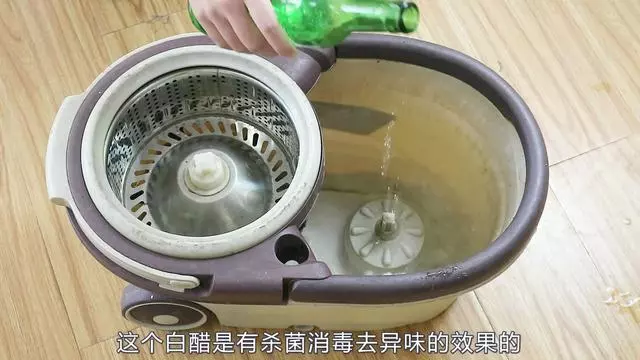 家政阿姨告訴我,清水拖地等於白拖!教你1個好辦法,地板一塵不染,半月不用拖地