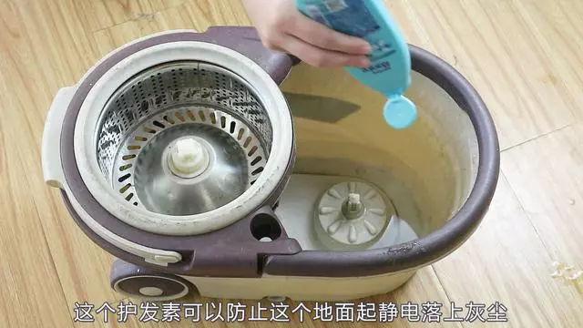 家政阿姨告訴我,清水拖地等於白拖!教你1個好辦法,地板一塵不染,半月不用拖地