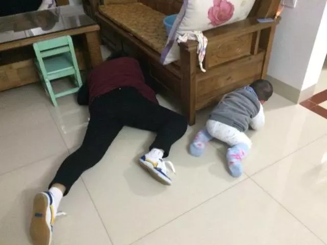 有傳言說兒子不是我的,我一氣之下離婚了!一天我去前妻家看兒子,兒子「指著臥室喊爸爸」,我進去一看愣住了!