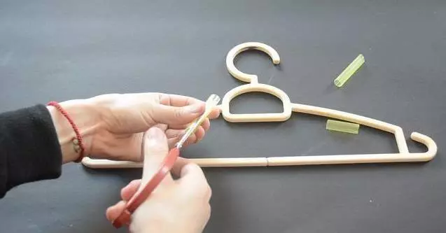 衣架斷了不能用?一根吸管就能幫你解決問題,省錢又實用