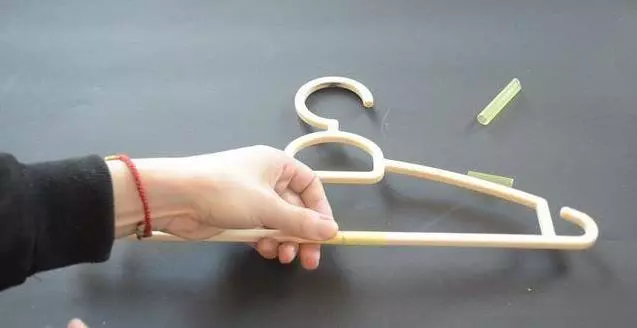 衣架斷了不能用?一根吸管就能幫你解決問題,省錢又實用