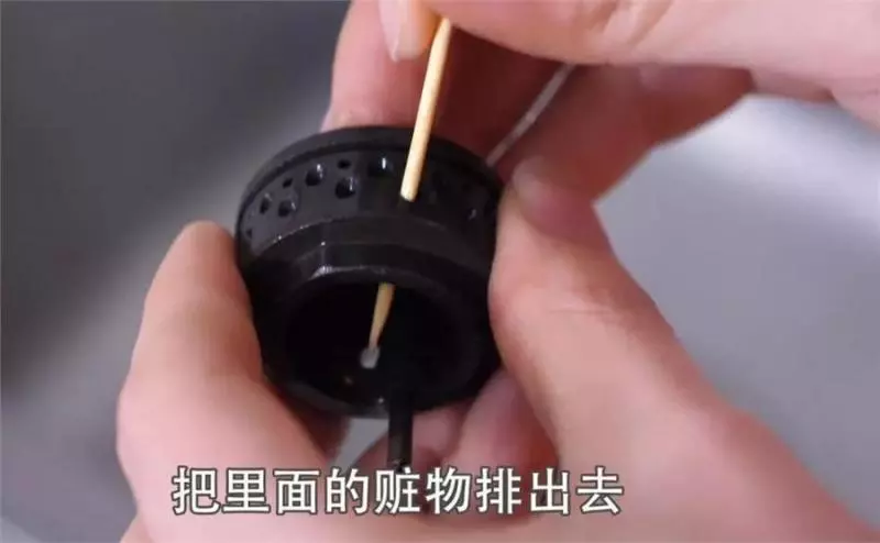 燃氣灶火焰發紅怎麼辦?教你一招,不花一分錢就能恢復藍色火焰