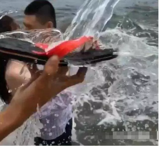 小夫妻花45萬拍婚紗照,攝影師「拿拖鞋當道具」惹怒新娘!成品出來卻驚艷不已