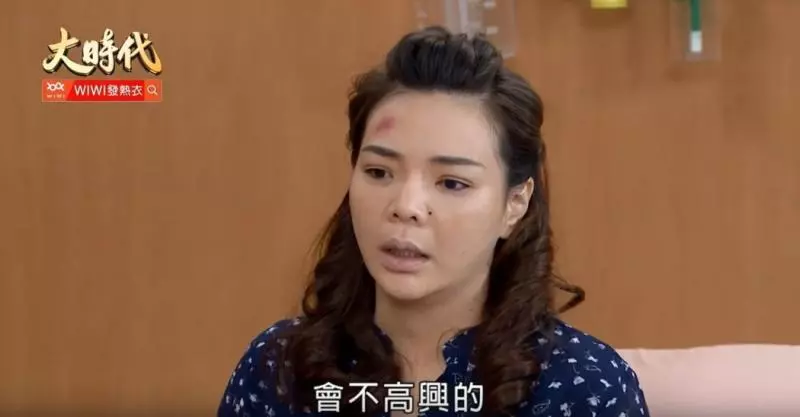 深V事業線!小甜甜錄新年節目「濃妝+禮服變超美」 粉絲驚呼「長得超像謝金燕」下秒卻急著刪掉