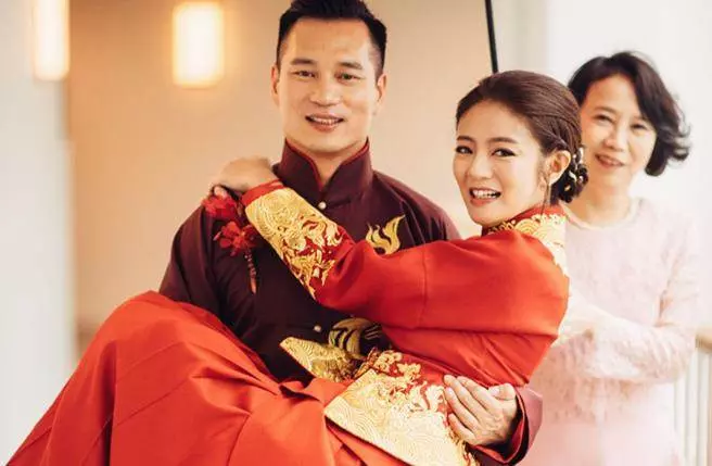 懷上豬寶寶?安以軒參加婚禮「挺凸肚飄孕味」:好幸福❤ 網樂喊「恭喜當媽媽」她親自回應了