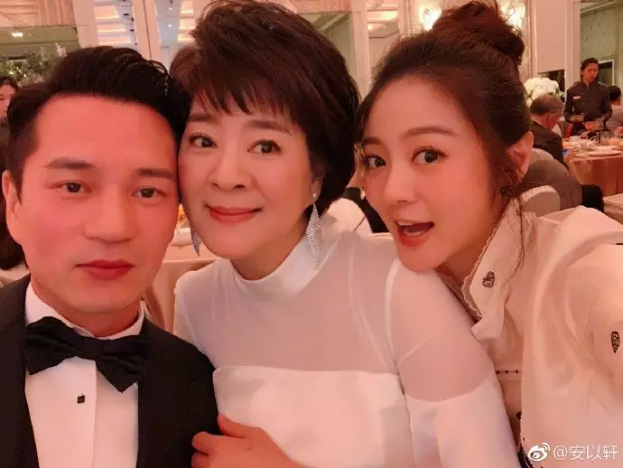 懷上豬寶寶?安以軒參加婚禮「挺凸肚飄孕味」:好幸福❤ 網樂喊「恭喜當媽媽」她親自回應了