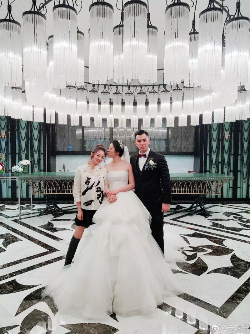 懷上豬寶寶?安以軒參加婚禮「挺凸肚飄孕味」:好幸福❤ 網樂喊「恭喜當媽媽」她親自回應了