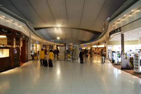 真人真事!在國際機場免稅店買東西「店員給的贈品」別亂拿 他「以為不用錢」卻換來超慘下場