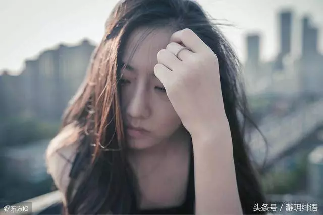 父親被兒媳趕到破草屋,感染重病,兒子趕忙去看父親,卻發現一些動物在父親身旁