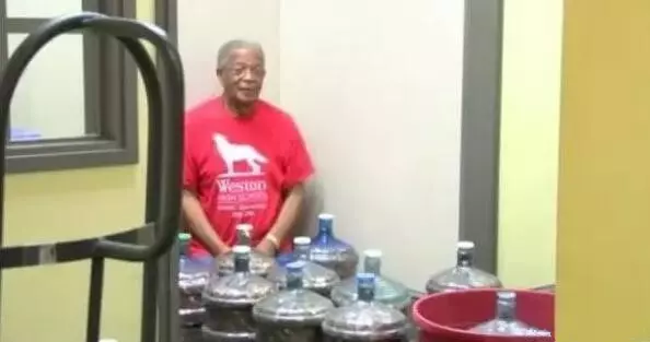 老人40年存了20飲水桶硬幣,拿到銀行兌換,才知道自己發財了