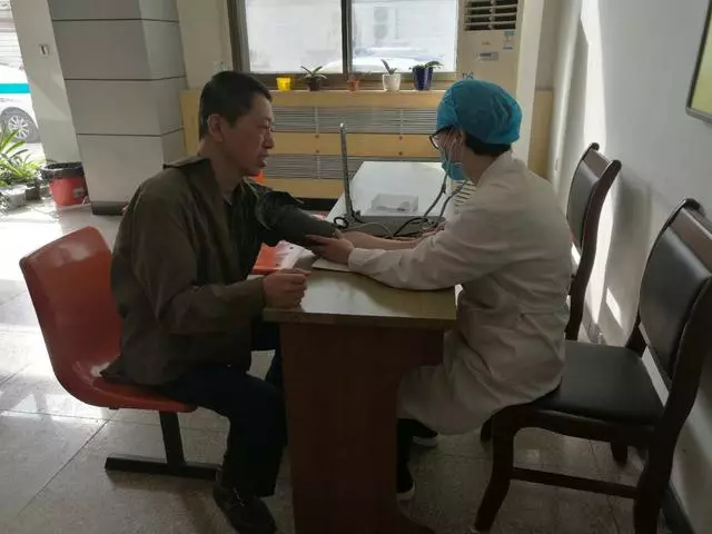 老人40年存了20飲水桶硬幣,拿到銀行兌換,才知道自己發財了
