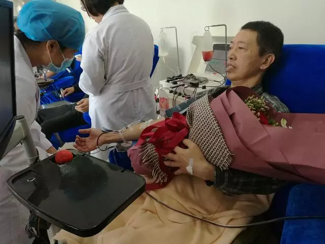 老人40年存了20飲水桶硬幣,拿到銀行兌換,才知道自己發財了