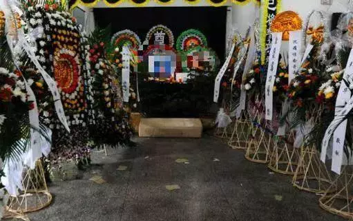 兒子從不回家,每月寄1000回來,父親裝死騙他回家,進屋臉都白了!