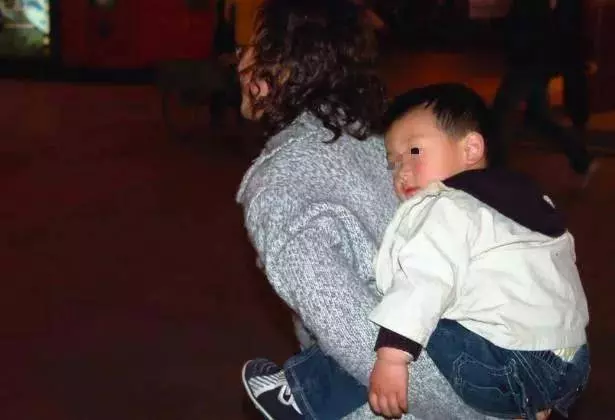 兒子從不回家,每月寄1000回來,父親裝死騙他回家,進屋臉都白了!