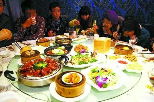 老人60大壽,子女耍賴養子結帳,服務員一席話,養子蒙了