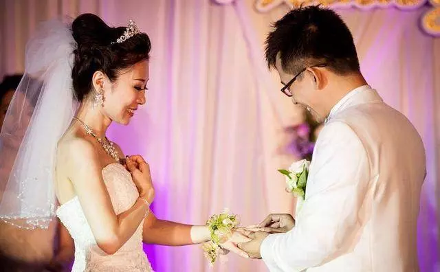 離婚10天前夫另娶新歡,偷偷跟去婚禮現場,見到新娘,我報了警