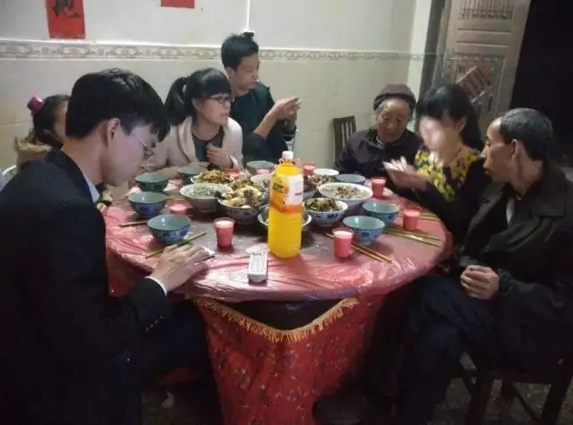 帶兒子回娘家吃飯,菜做好媽不上桌,去廚房看一眼,我冷笑走人