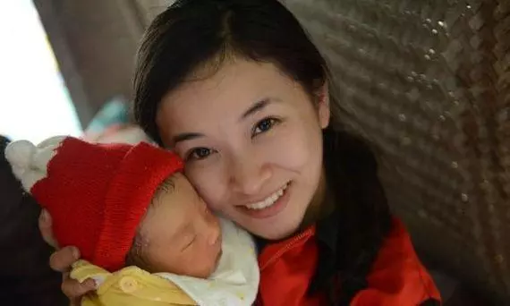 小姑子生雙胞胎,我照顧7天,臨走她給我一張卡,我火冒三丈
