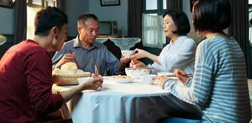 我嫁有錢老公,結婚後我們出去租房住,回婆家吃飯,驚喜來了