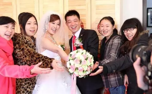 離婚三年,參加朋友婚禮,聽到前妻叫我名字,我跑了出去