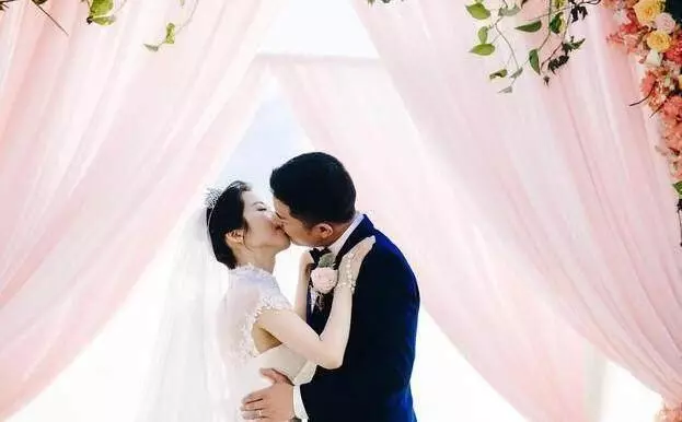 婚後第三天婆婆住院,我拿彩禮卡交錢,查到卡的餘額,我哭了
