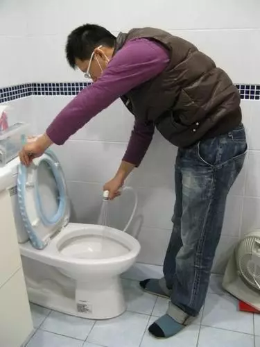 結婚8年後,她們天天吵架,離婚後某天,男人蹲在洗馬桶時才發現。。。