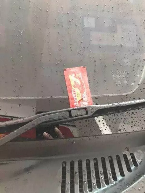 大馬人注意了!如果在車鏡上看到這個,一定要小心!實在太可怕了!劫匪就在等你下車!